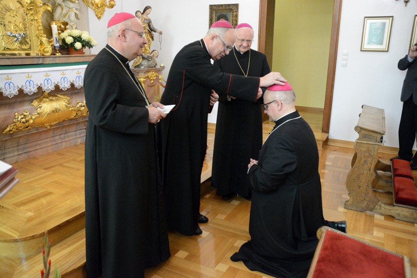 Ksiądz biskup nominat Waldemar Musioł otrzymał krzyż...