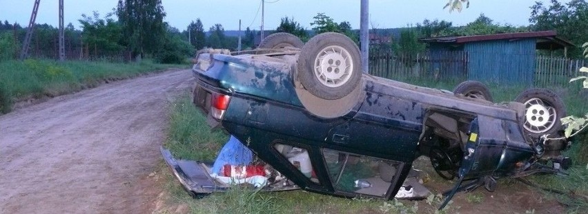 Polonez uderzył w płot i dachował