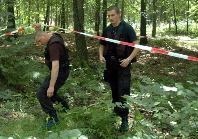 Leszek Myszkowski i Łukasz Bartkowiak zabezpieczają teren, gdzie znaleziono dwa niewybuchy