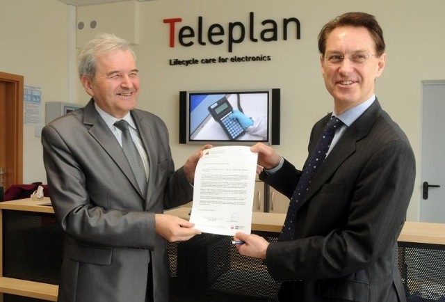 Od lewej prezydent Bydgoszczy Konstanty Dombrowicz i Gotthard Haug, prezes firmy Teleplan International podpisali lsit intencyjny o współpracy