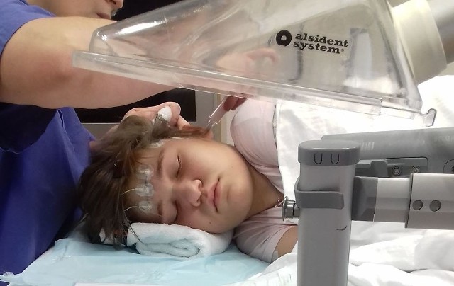 Piętnastoletnia Monika Wawrzkiewicz z Połańca zmaga się z padaczką lekooporną i nowotworem niezłośliwym mózgu