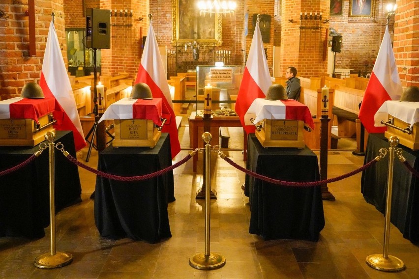 Pożegnanie Obrońców Westerplatte - wystawienie trumien w...