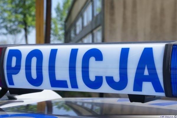 Policjanci zatrzymali pijanego 19-latka, który najpierw chciał skopać samochód, a następnie próbował okraść sklep.