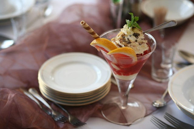 Lekki i orzeźwiający deser - sorbet truskawkowy &#8211; jest idealny na wakacyjne popołudnie.
