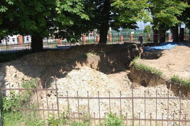 Wykop na  starym cmentarzu ogrodzono. Archeolodzy wrócą tu, gdy będzie zgoda ministerstwa na kolejne prace.