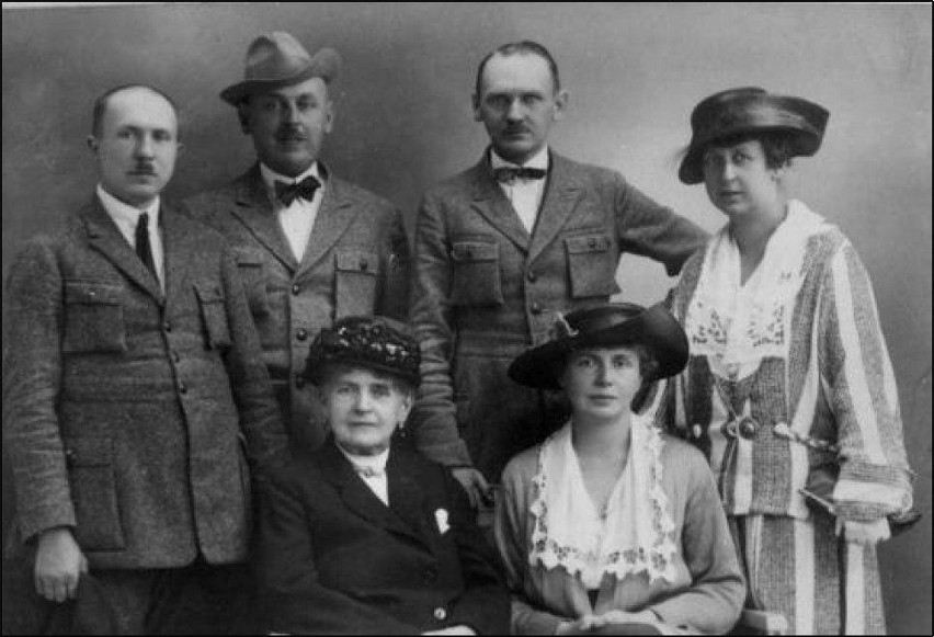 Adela z Sommerów Toll z dziećmi (siedzi pierwsza od lewej)....