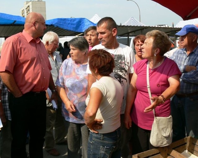 Kupcy , którzy w środę spotkali sie na placu z Robertem Niedbałowskim,(z lewej) wiceprezydentem miasta, zapowiedzieli, że jeśli miasto nie dostosuje stanowisk do ich potrzeb, zablokują rynek.