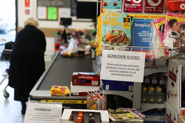 Od kilku tygodni zakupy w sklepach są dla wielu osób stresujące. Już wiadomo, że robimy zakupy w krótszym czasie i rzadziej. Co w czasie koronawirusa najbardziej denerwuje osoby pracujące w handlu? Zobaczcie. 