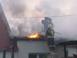 Pożar domu w Lubczynie. Kilka zastępów strażaków walczyło z ogniem. Jedna osoba jest ranna