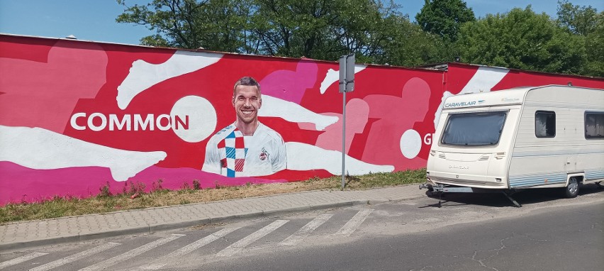 Mural z Lukasem Podolskim został poprawiony....