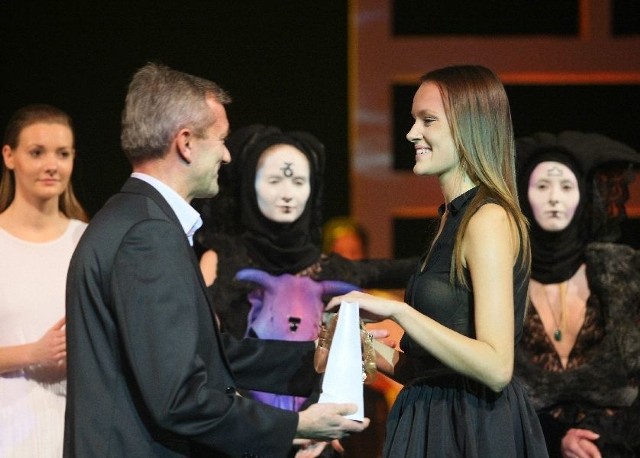 Ania odbiera nagrodę z rąk Jarosława Łyska, zastępcy dyrektora Kieleckiego Centrum Kultury.