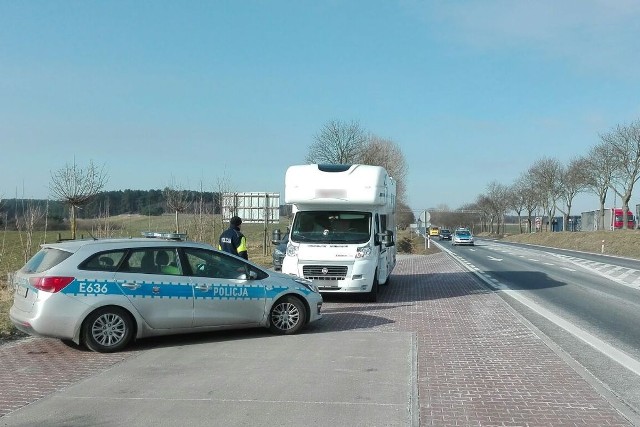 W niedzielę (25 lutego) w godzinach porannych policjanci z Wydziału Ruchu Drogowego ze Świebodzina patrolowali drogę krajową nr 92. Mundurowi w pewnym momencie zauważyli kampera, którego kierowca na ich widok zdecydowanie zwolnił i zaczął nerwowo rozglądać się po pojeździe. Policjanci zatrzymali go do kontroli. - Po otwarciu drzwi, ich uwagę zwróciła wyrwana osłona od bezpieczników. Kiedy poprosili kierowcę o prawo jazdy oraz dokumenty ten zdenerwowanym głosem próbował tłumaczyć się używając języka obcego, w który wplatał polskie słowa, że zapomniał ich z domu. Funkcjonariusze nakazali wyłączyć silnik oraz wysiąść z pojazdu kierowcy ale ten odpiął pasy i usiłował przesiąść się na siedzenie pasażera. W tym momencie policjant zauważył, że z stacyjki wystaje zamiast kluczyków śrubokręt - wyjaśnia sierż. szt. Marcin Ruciński ze świebodzińskiej policji.Policjanci sprawdzili, czy kamper nie figurował w systemie jako utracony. Mundurowi skontaktowali się z policją niemiecką, która dotarła do właściciela pojazdu. Ten dopiero wtedy dowiedział się, że... jego pojazd został skradziony! - Wraz z rodziną tego dnia mieli udać się na wczasy wobec czego w pojeździe było również wiele ich prywatnych przedmiotów jak rowery czy sprzęt elektroniczny. Dzięki czujności policjantów pojazd wraz z całym wyposażeniem wróci do właścicieli. Aktualnie czynności prowadzone są przez Prokuraturę Rejonową ze Świebodzina. Zatrzymanemu mężczyźnie grozi kara pozbawienia wolności do lat 5 -  wyjaśnia sierż. szt. Marcin Ruciński.Przeczytaj też:  Agresywny 30-latek groził wędkarzom bronią. W domu miał wiatrówki, a broń palną ukrył w lesie. Grozi mu 8 lat więzienia [ZDJĘCIA, WIDEO]