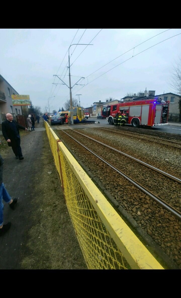 Zderzenie osobówki z tramwajem na ul. Skłodowskiej-Curie [DUŻO ZDJĘĆ]