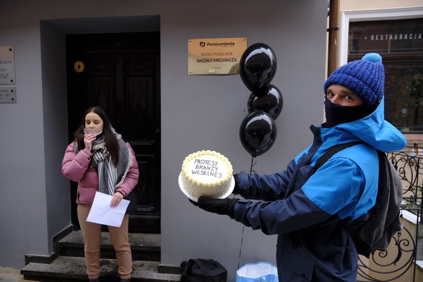 Protest branży ślubnej w Toruniu pod biurem poselskim Iwony Michałek. Mamy zdjęcia