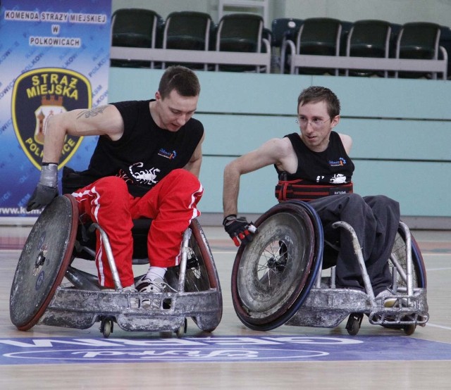 Politycy nie sprzyjają osobom niepełnosprawnym. Na zdjęciu mecz rugby osób poruszających się na wózkach inwalidzkich.