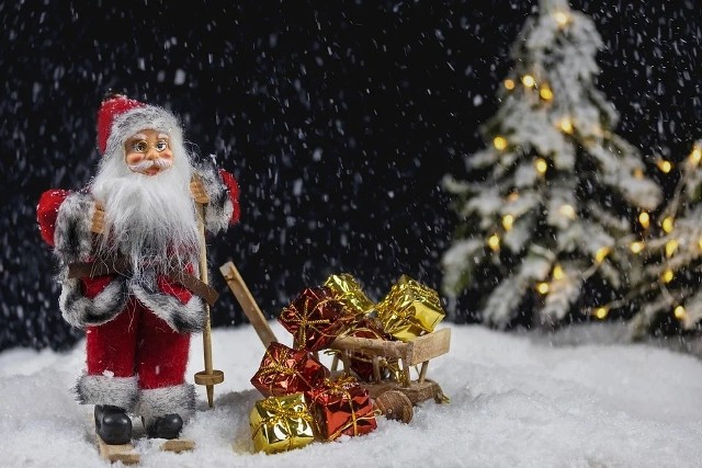 W okresie przed świętami Bożego Narodzenia postać św. Mikołaja pojawia się kampaniach promocyjnych przeróżnych koncernów i jest wykorzystywana w setkach reklam