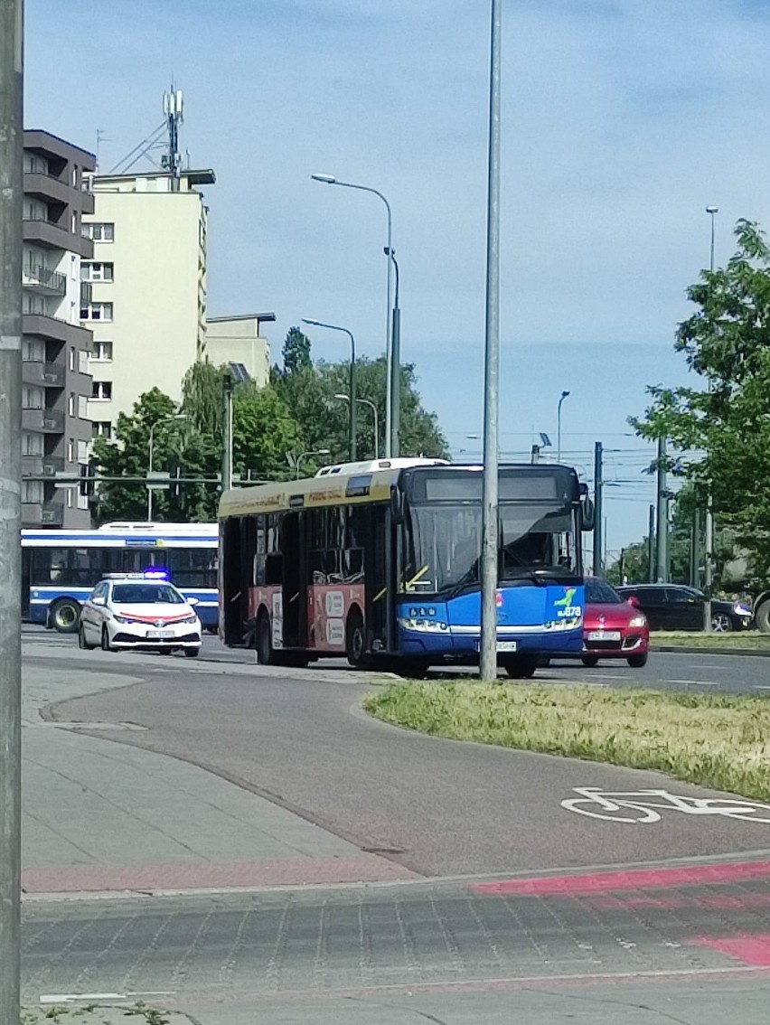 Zderzenie autobusu z tramwajem na rondzie Czyżyńskim