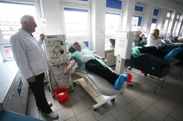 - Wielu mieszkańców naszego miasta decyduje się oddać krew w Centrum przy Limanowskiego. W piątek na stanie było 215 jednostek krwi &#8211; mówi Józef Waniek, dyrektor RCKiK w Radomiu.