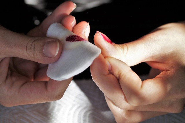 Warstwa lakieru pokrywająca paznokcie może sfałszować wynik pomiaru dokonywanego pulsoksymetrem.