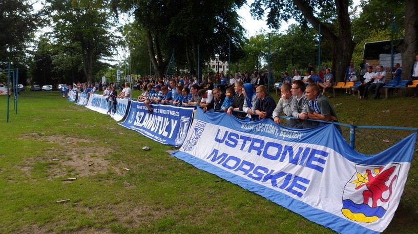 KIbole Lecha na Stadionie Miejskim w Ustroniu.