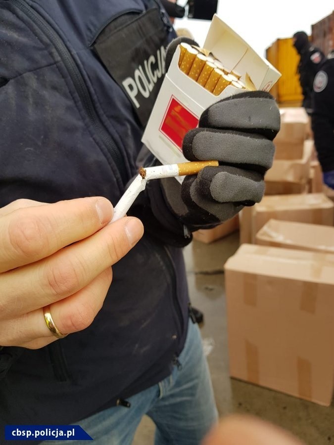 Przemyt papierosów w gdyńskim porcie odkryli policjanci CBŚP...