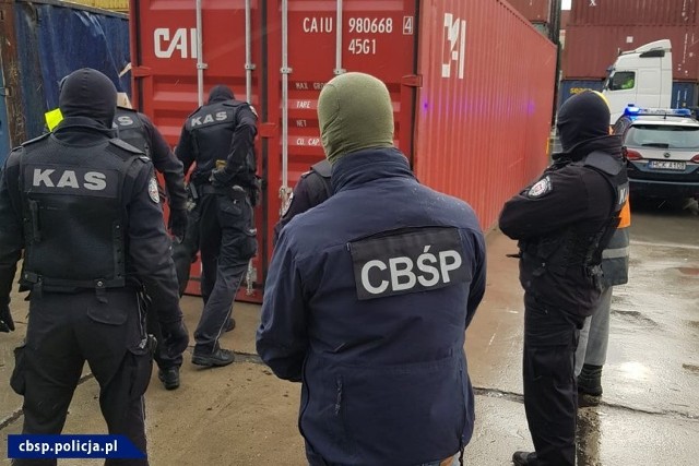 Przemyt papierosów w gdyńskim porcie odkryli policjanci CBŚP i funkcjonariusze Pomorskiego Urzędu Celno-Skarbowego w Gdyni