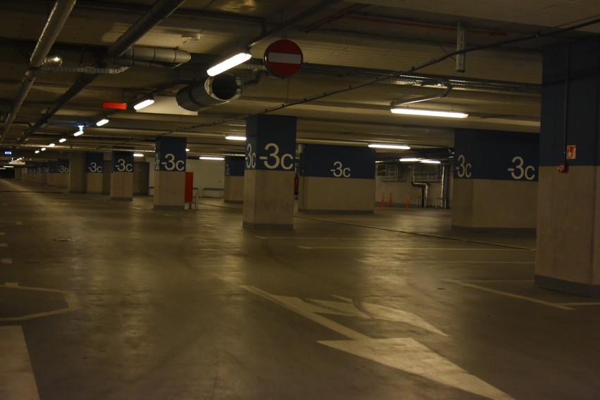 Po wprowadzeniu opłat podziemny parking dworca Łódź...