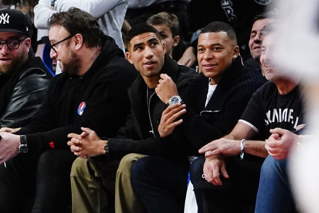 Marokańczyk Achraf Hakim i Francuz Kylian Mbappe – piłkarskie gwiazdy PSG na meczu NBA Brooklyn Nets – San Antonio Spurs