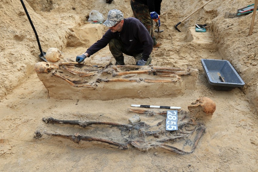 Z trzech odkrytych wtedy masowych grobów ekshumowano wtedy w...