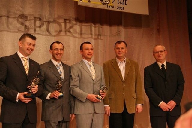 Podczas plebiscytu wyłaniani są także najlepsi trenerzy. W zeszłym roku okazali się nimi Wojciech Szymaniak (od lewej), Artur Sielski i Tomasz Nowicki. Nagrody wręczał im mistrz lekkoatletyki Marian Woronin (drugi od prawej)