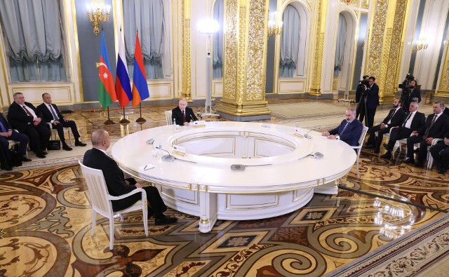 Alijew i Paszynian na Kremlu rozmawiali o rozwiązaniu sporu o Górski Karabach w obecności Putina