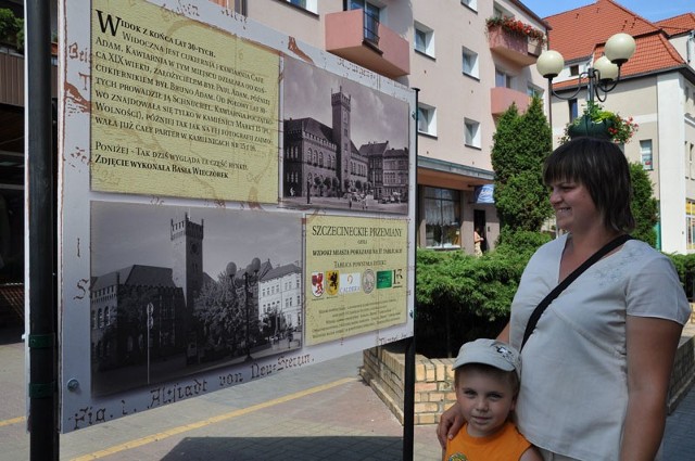 Wystawa "Szczecineckie przemiany&#8221; stoi na deptaku i wywołuje spore zainteresowanie. 