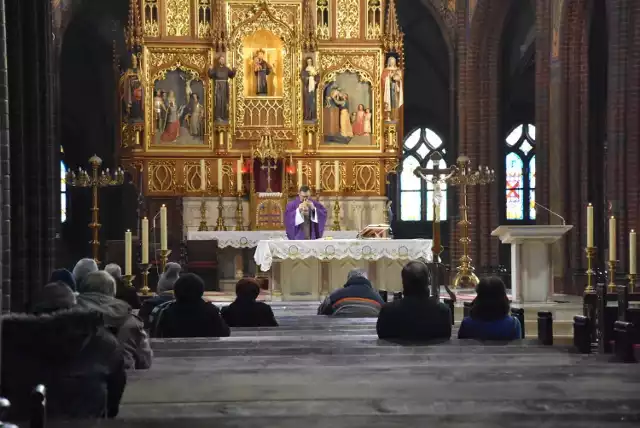 Pozamykana w klasach młodzież spotka się na wspólnej mszy w kosciele? "Msza jest dobrowolna"