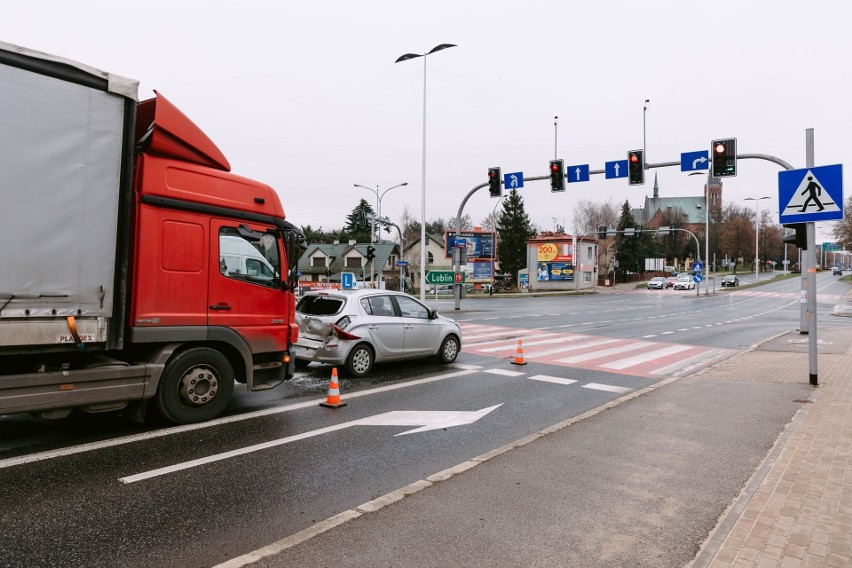 Zderznie ciężarówki z "elką" w Rzeszowie. Poszkodowany kursant nauki jazdy [ZDJĘCIA]