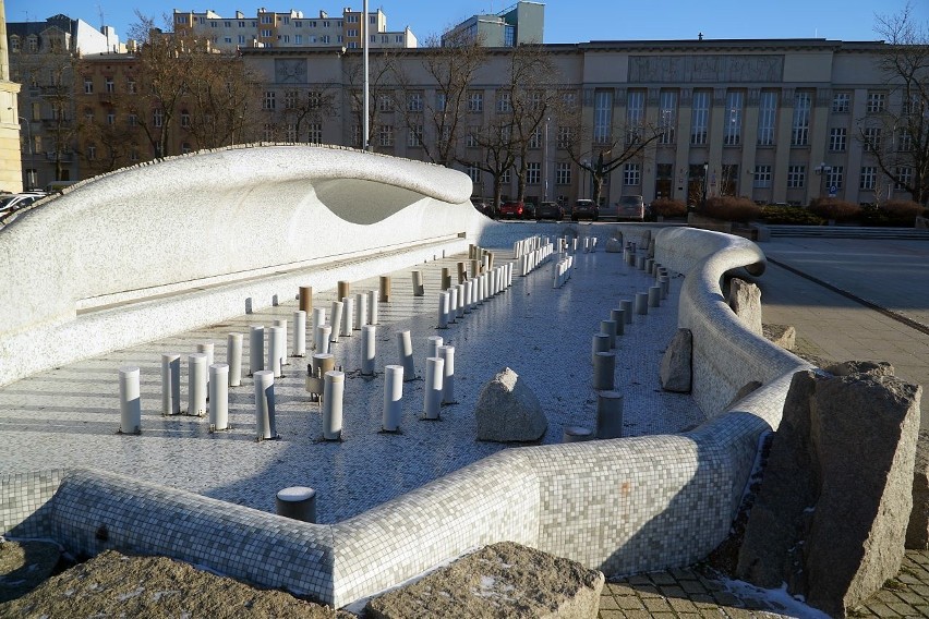 Niechlubnym symbolem placu Dąbrowskiego stała się fontanna....