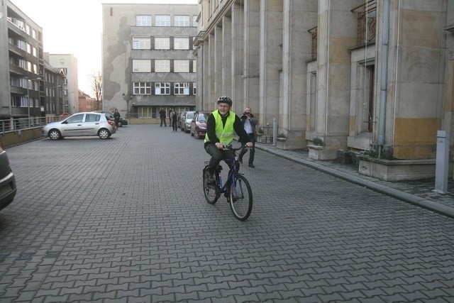 Marszałek Mirosław Sekuła na rowerze