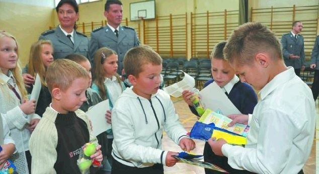 Wczoraj policjanci odwiedzili uczniów klasy IIIc w Szkole Podstawowej nr 11 w Białymstoku. Mundurowi i policyjny miś wręczyli dzieciom m.in. odblaski, plany lekcji i naklejki ze SpongeBobem.