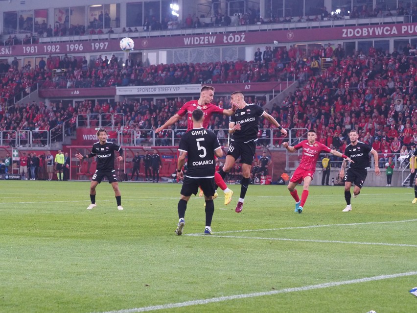 Piłkarze Widzewa przed meczem z Cracovią. Czy łodzianom uda się znów zbliżyć się  do podium w tabeli ekstraklasy?