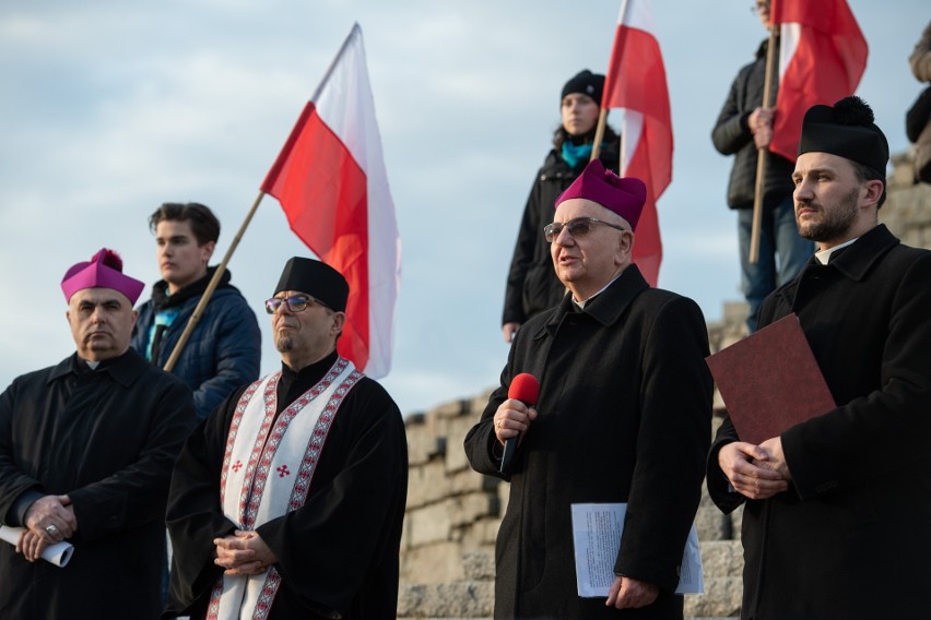 Z krzyżem przeszli przez teren byłego obozu na Majdanku [ZDJĘCIA]