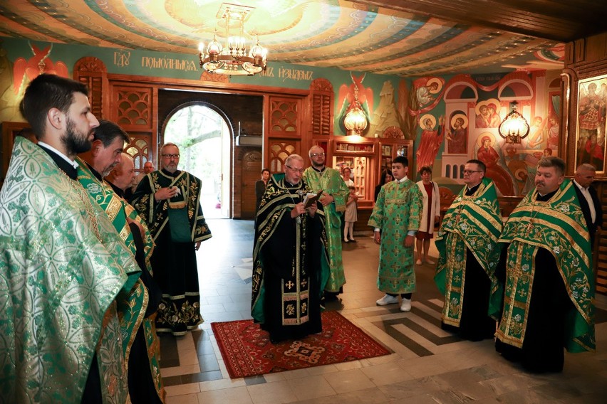 Białystok, duchowni ubierają się w zielone szaty liturgiczne