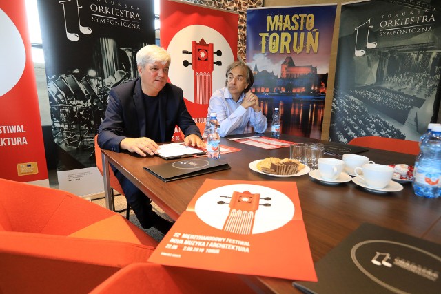 O „22. Muzyce i Architekturze” mówią dyrektorzy Marek Czekała (z lewej) i Mariusz Smolij. Przed nimi festiwalowy plakat wybrany w konkursie. Autorem jest student UMK Jakub Sobczak