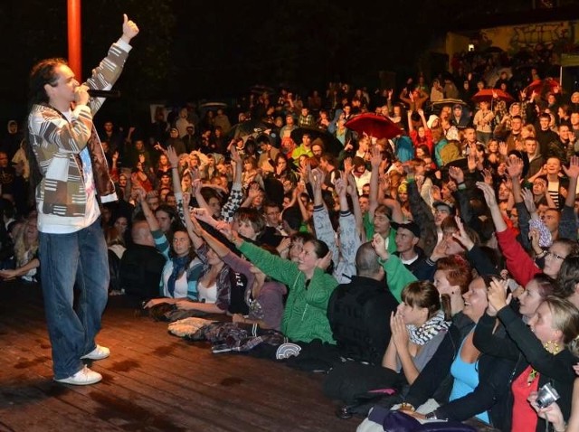 Reggae Majówka od lat przyciąga do Olesna fanów muzyki reggae. W tym roku w oleskim amfiteatrze zagrają: Naaman, Cała Góra Barwinków i jako gwiazda wieczoru Habakuk. Wstęp za darmo.