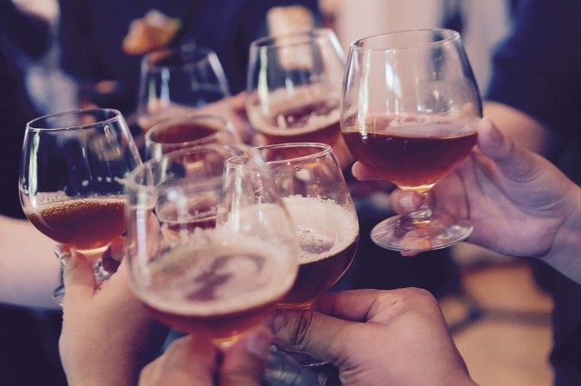 Spożycie alkoholu w Polsce rośnie. Głównymi powodami są niska cena oraz powszechna dostępność.