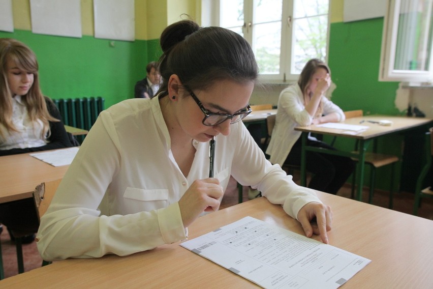 Egzamin gimnazjalny 2014 w Łodzi. Dziś uczniowie zdają test z nauk humanistycznych [ZDJĘCIA]