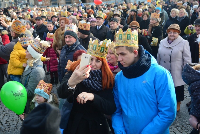 Orszak Trzech Króli 2018 w Radomiu. Wielkie tłumy mieszkańców wzięły udział w przemarszu przez centrum Radomia. Były jasełka i atrakcje
