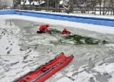 Hrubieszowscy strażacy prowadzili ćwiczenia na lodzie i pod nim. Zobacz zdjęcia