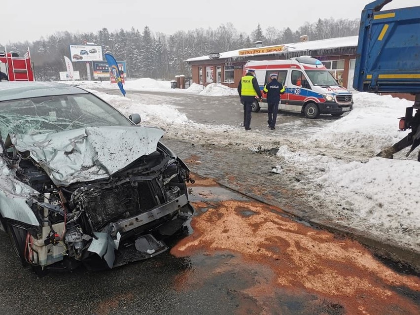 Wypadek na drodze krajowej nr 7 w Leźnie 19.02.2021 r. Droga już odblokowana