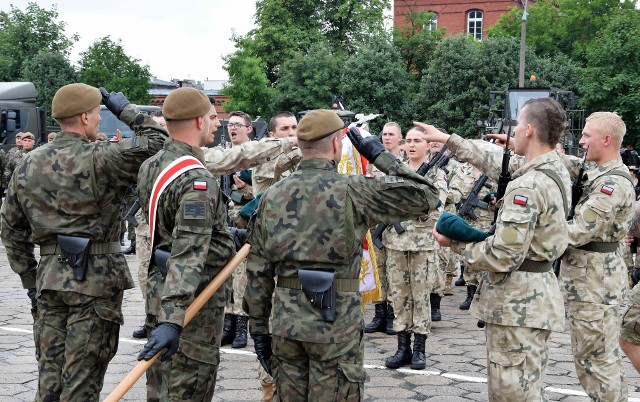 W koszarach przy ul. Dworcowej w Inowrocławiu przysięgę wojskową po odbyciu skróconej służby przygotowawczej złożyło 55 absolwentów certyfikowanych klas mundurowych