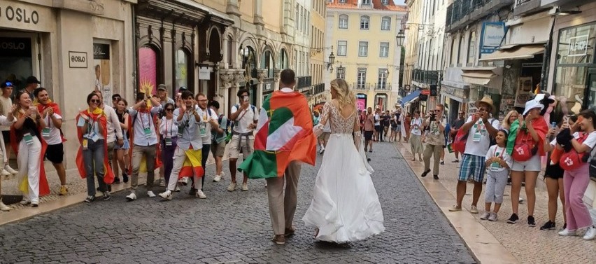 Love story ze Światowych Dni Młodzieży. Poznali się w Krakowie, pobrali w Lizbonie. Poznajcie historię Natalii i Simona