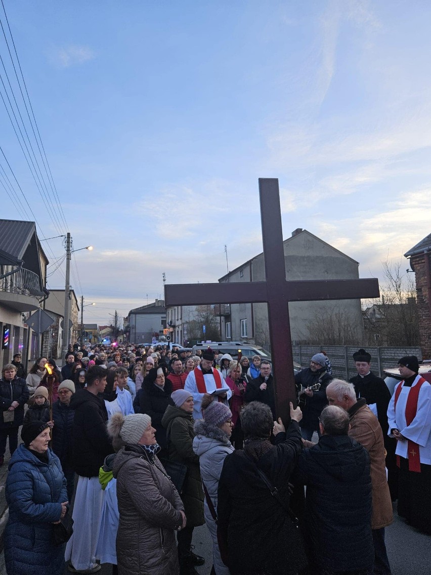 Droga Krzyżowa we Włoszczowie. Wierni parafii Wniebowzięcia Najświętszej Maryi Panny przeszli ulicami miasta. Zobaczcie zdjęcia
